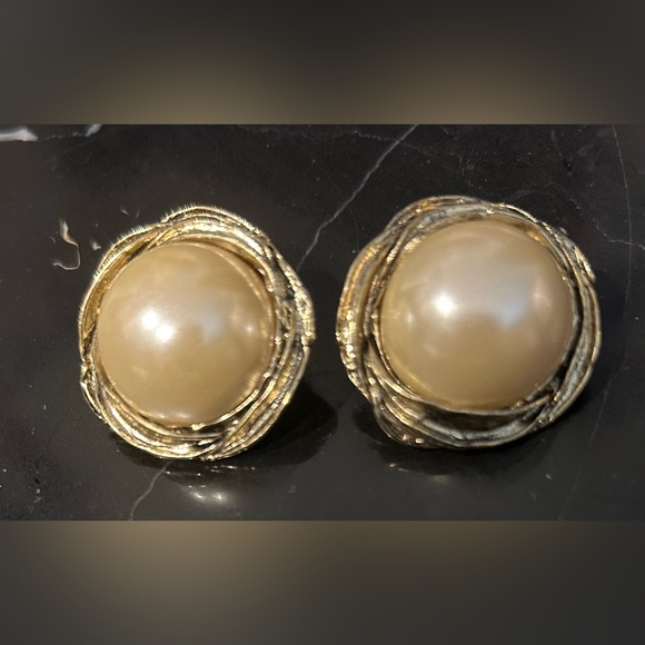 #(1). VINTAGE PEARL MIDDLE WITH A BRASS/GOLD SHADE BORDER CLIP ON EARRINGS - Picture 1 of 2